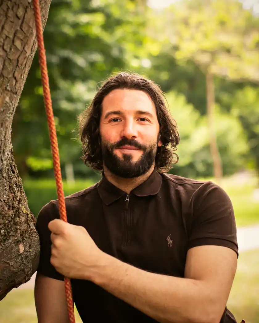 Adam Warkentin, Inhaber von Baumkrieger, mit Kletterausrüstung im Wald
