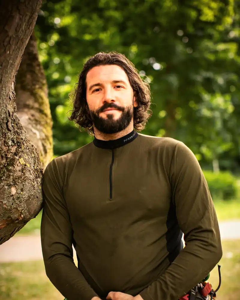 Adam Warkentin, Inhaber von Baumkrieger, mit Kletterausrüstung