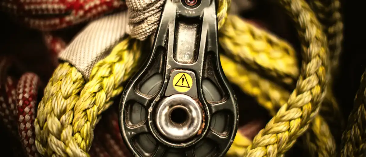 Seilrolle und Kletterseile aus der Ausrüstung